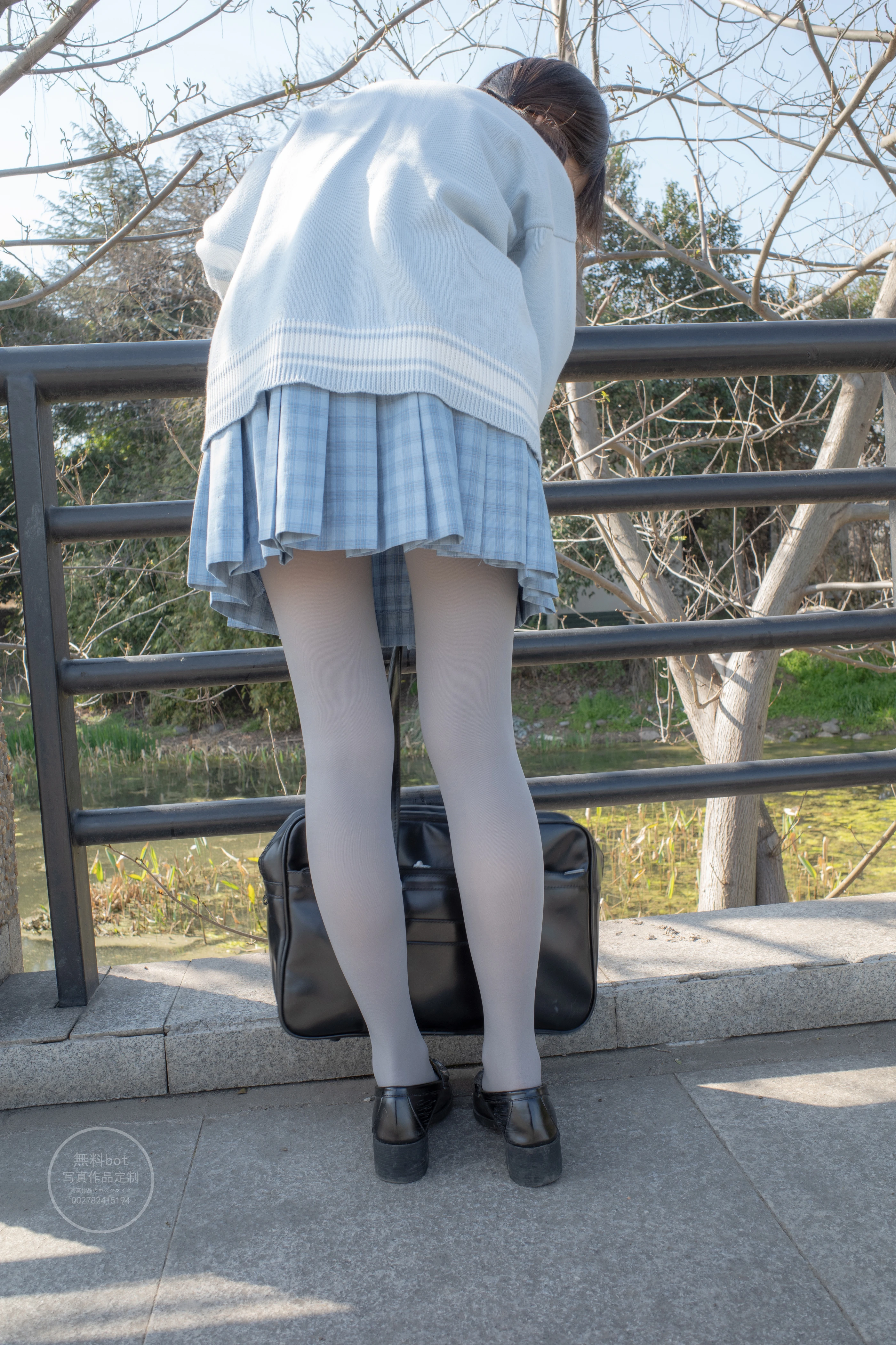 森萝财团 有料 NO.030 小香 户外公园里的JK制服灰丝美腿 [100P]插图
